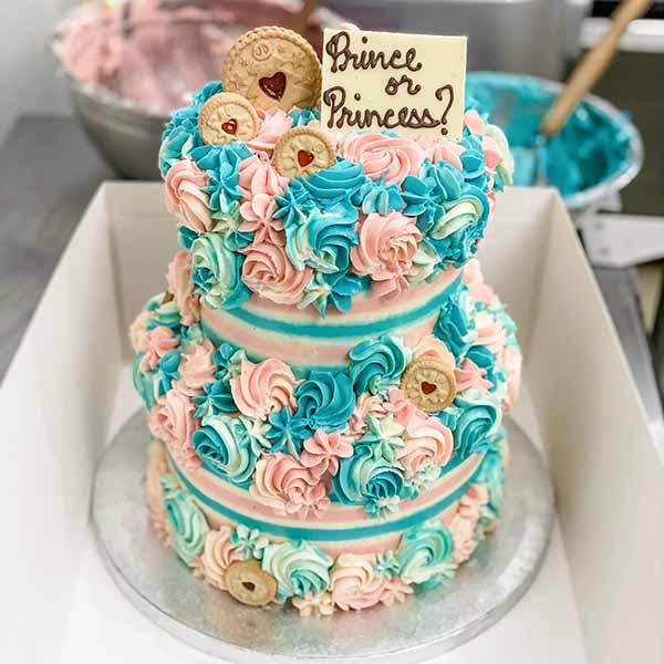 Gender_Reveal_Cake_in_London_1600x