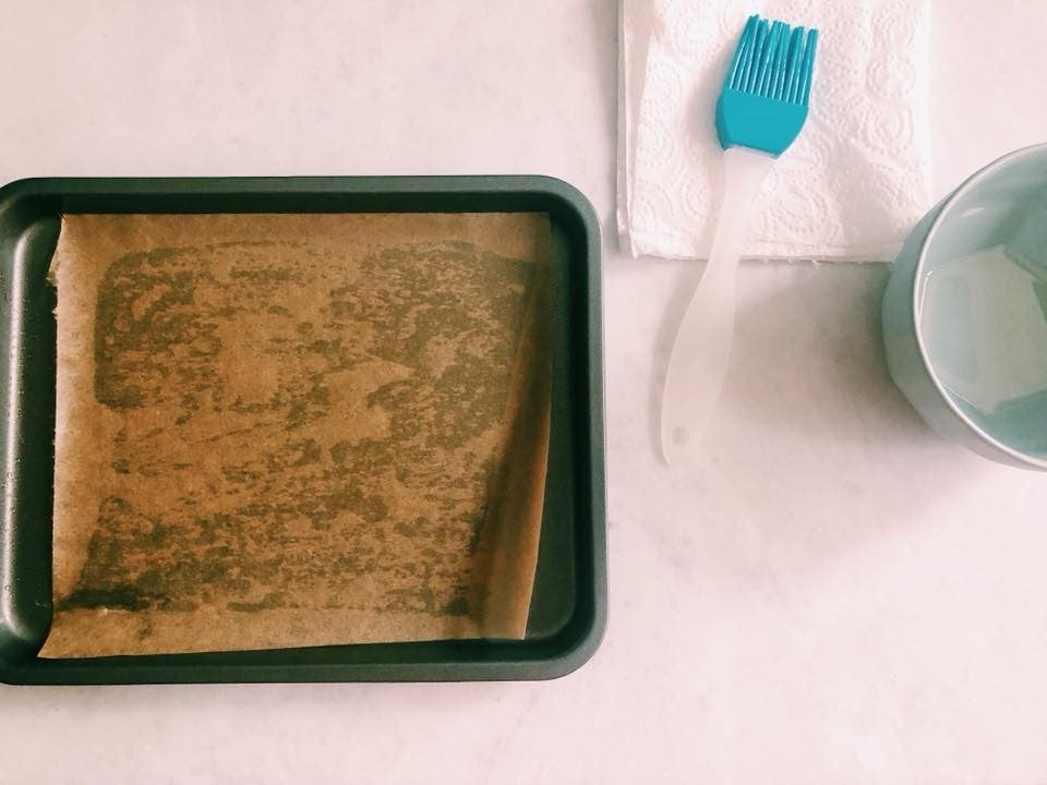 How to grease a baking tray